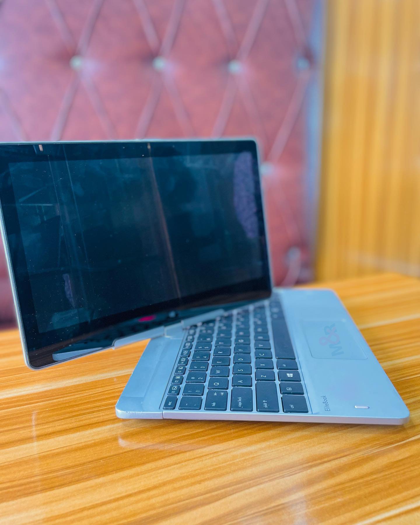 HP EliteBook Revolve 810 G3 - Core i5, 8GB, 256GB 1 HP EliteBook Revolve 810 G3 - Core i5, 8GB, 256GB