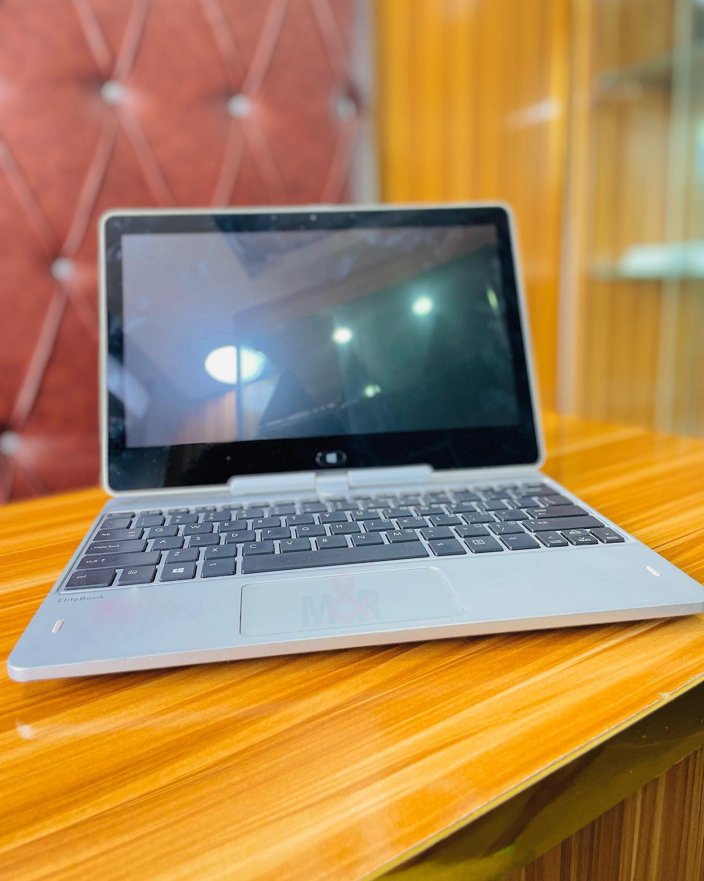 HP EliteBook Revolve 810 G3 - Core i5, 8GB, 256GB 2 HP EliteBook Revolve 810 G3 - Core i5, 8GB, 256GB