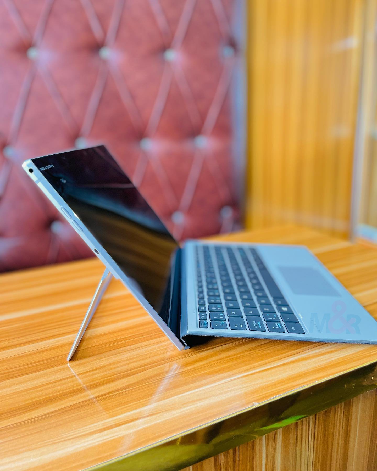HP EliteBook x2 1012 G2 - Core i5, 8GB, 256GB 1 HP EliteBook x2 1012 G2 - Core i5, 8GB, 256GB