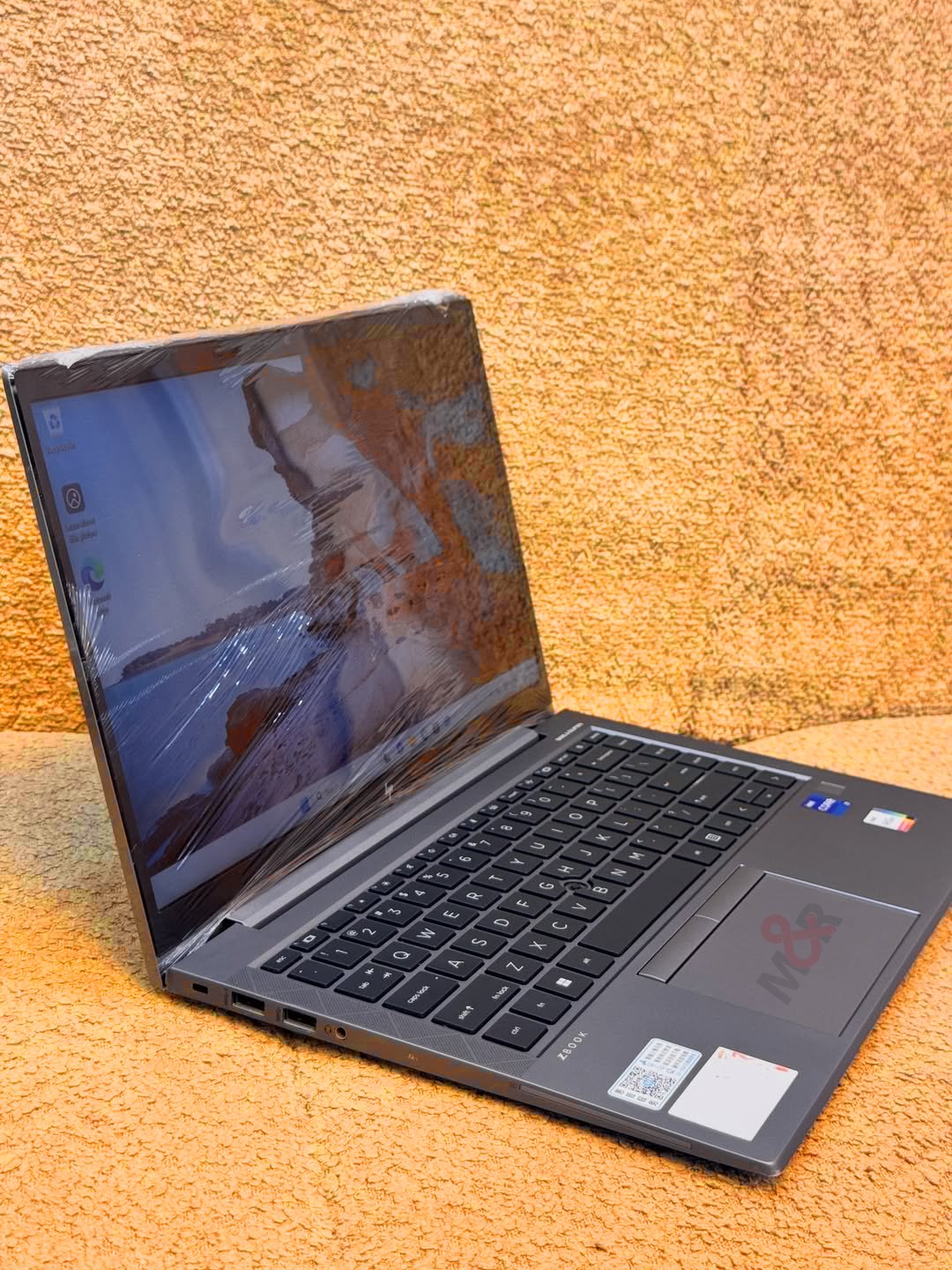 HP ZBook Firefly 14 G8 - Core i7, 16GB, 256GB 2 HP ZBook Firefly 14 G8 - Core i7, 16GB, 256GB