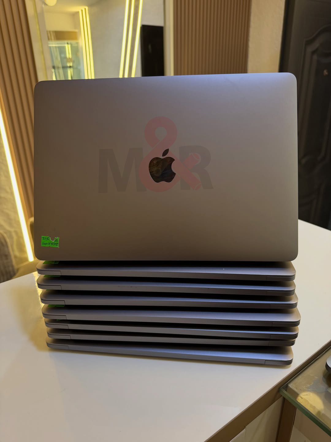 Apple MacBook Pro 13-inch (2018) - Core i5, 16GB, 1TB 1 Apple MacBook Pro 13-inch (2018) - Core i5, 16GB, 1TB