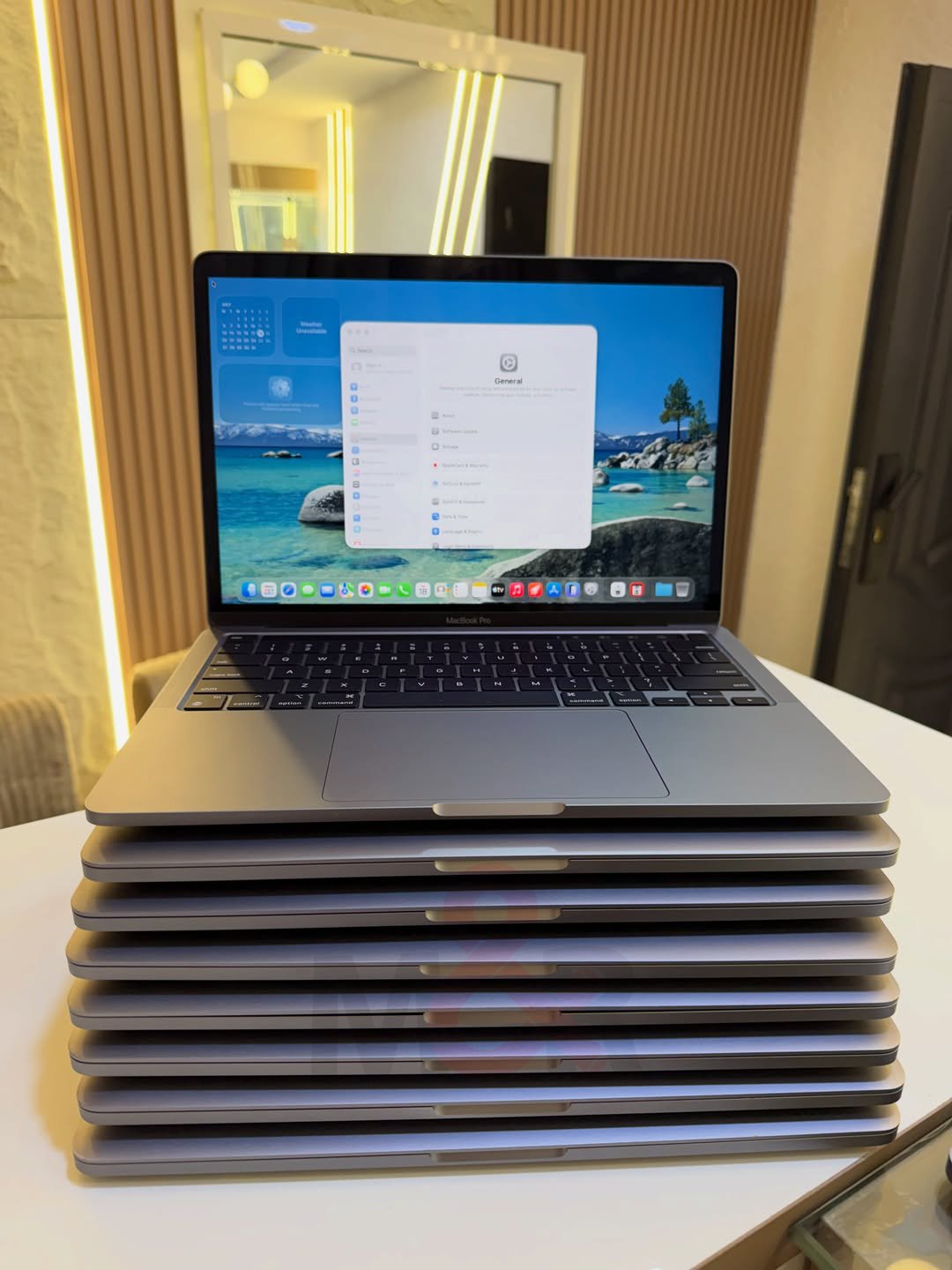 Apple MacBook Pro 13-inch (2020) - Core i7, 16GB, 1TB 1 Apple MacBook Pro 2020 i7 1TB 16GB 13-inch