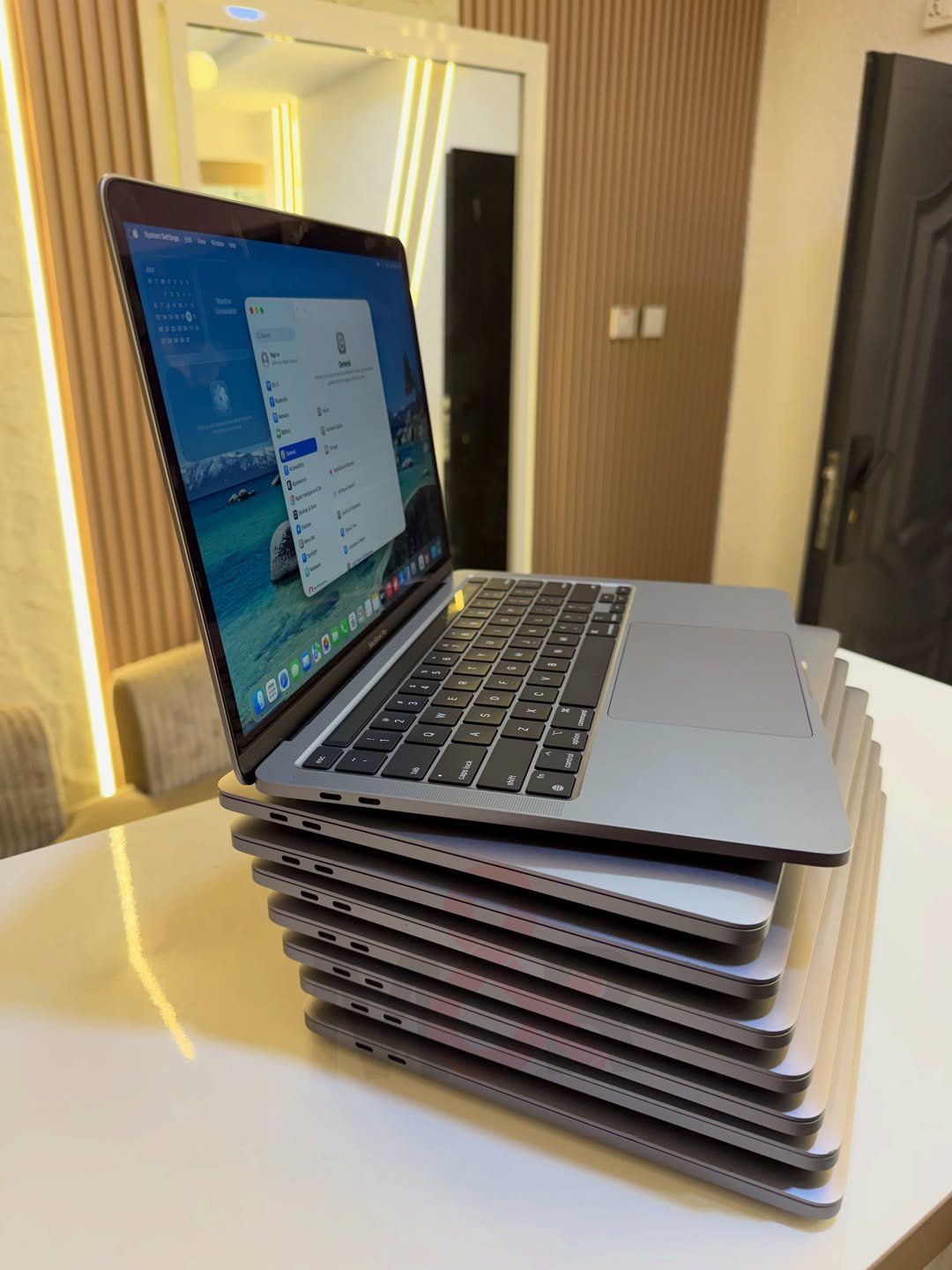 Apple MacBook Pro 13-inch (2020) - Core i7, 16GB, 512GB 2 Apple MacBook Pro 13-inch (2020) - Core i7, 16GB, 512GB