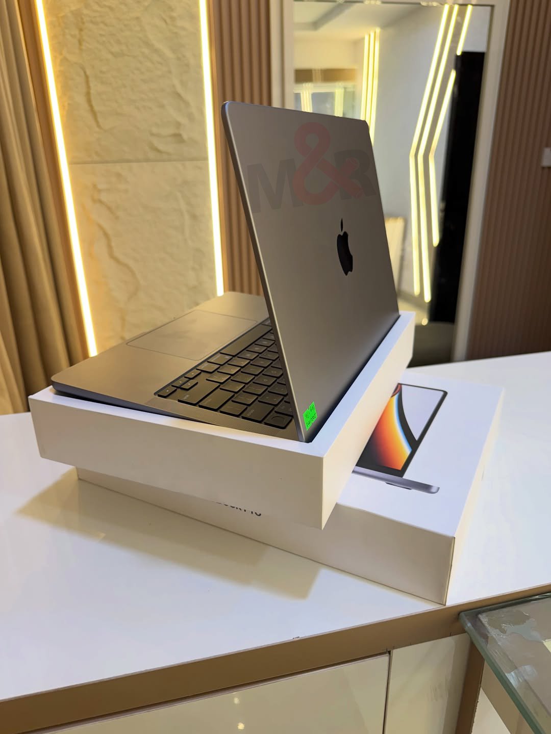 Apple MacBook Pro 14-inch (M1 Pro, 2021) - 32GB, 1TB 3 Apple MacBook Pro 14-inch (M1 Pro, 2021) - 32GB, 1TB