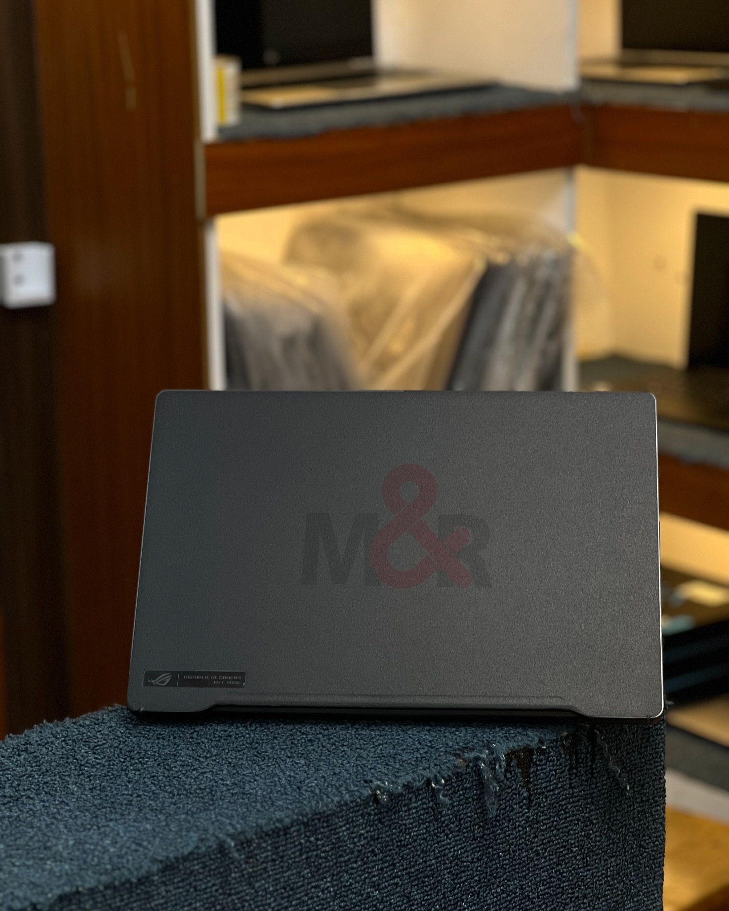 ASUS ROG Zephyrus G14 - Ryzen 7, RTX 2060 Max-Q, 16GB, 512GB 2 ASUS ROG Zephyrus G14 - Ryzen 7, RTX 2060 Max-Q, 16GB, 512GB