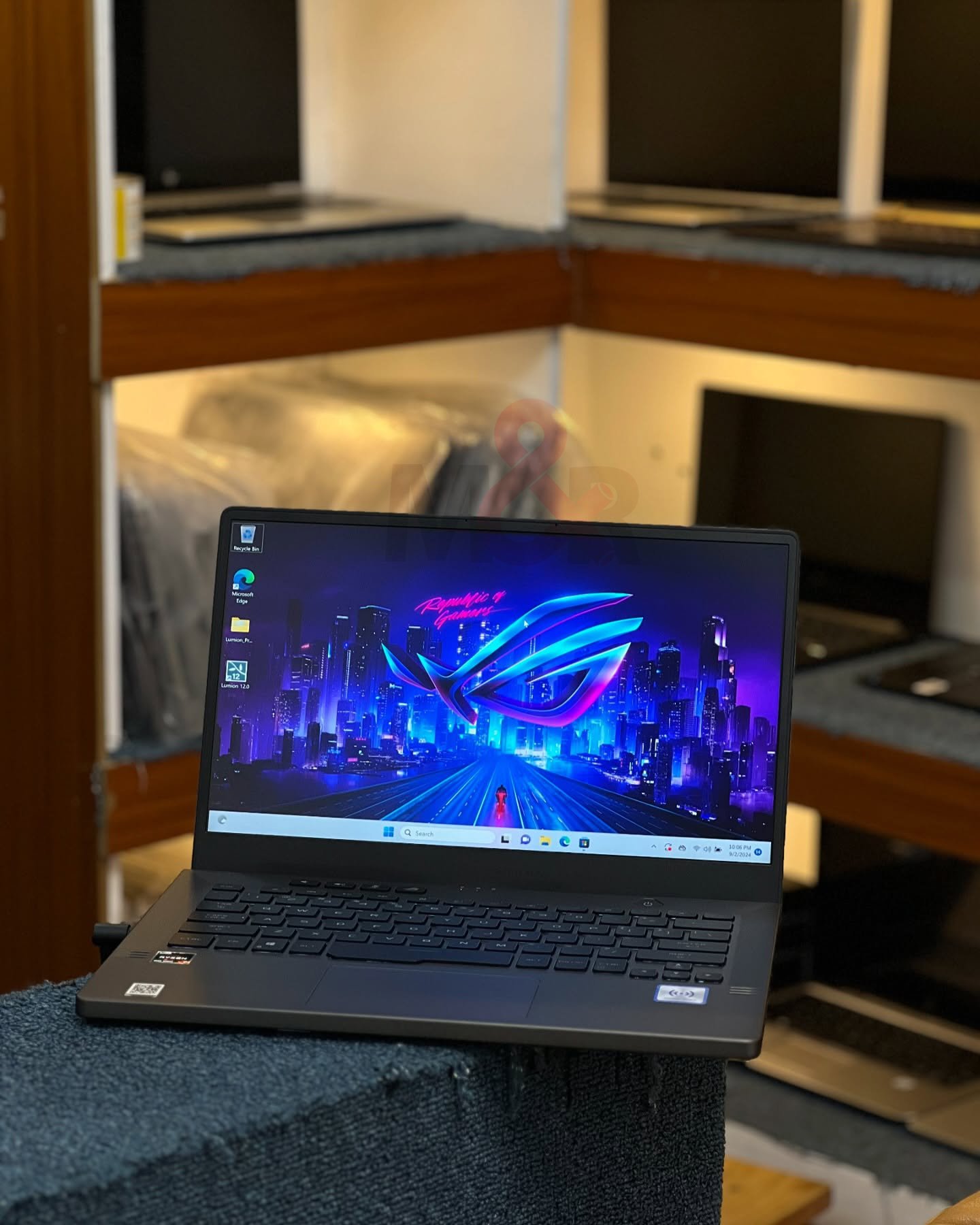 ASUS ROG Zephyrus G14 - Ryzen 7, RTX 2060 Max-Q, 16GB, 512GB 1 ASUS ROG Zephyrus G14 - Ryzen 7, RTX 2060 Max-Q, 16GB, 512GB
