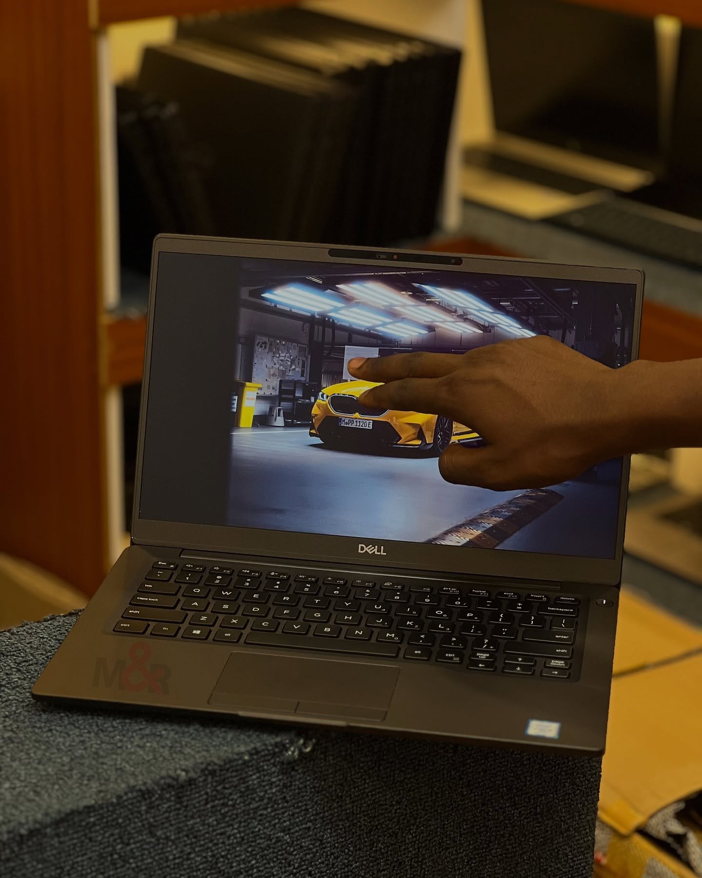 Dell Latitude 7400 Touchscreen - Core i5 8th Gen, 16GB, 256GB 4 Dell Latitude 7400 Touchscreen - Core i5 8th Gen, 16GB, 256GB