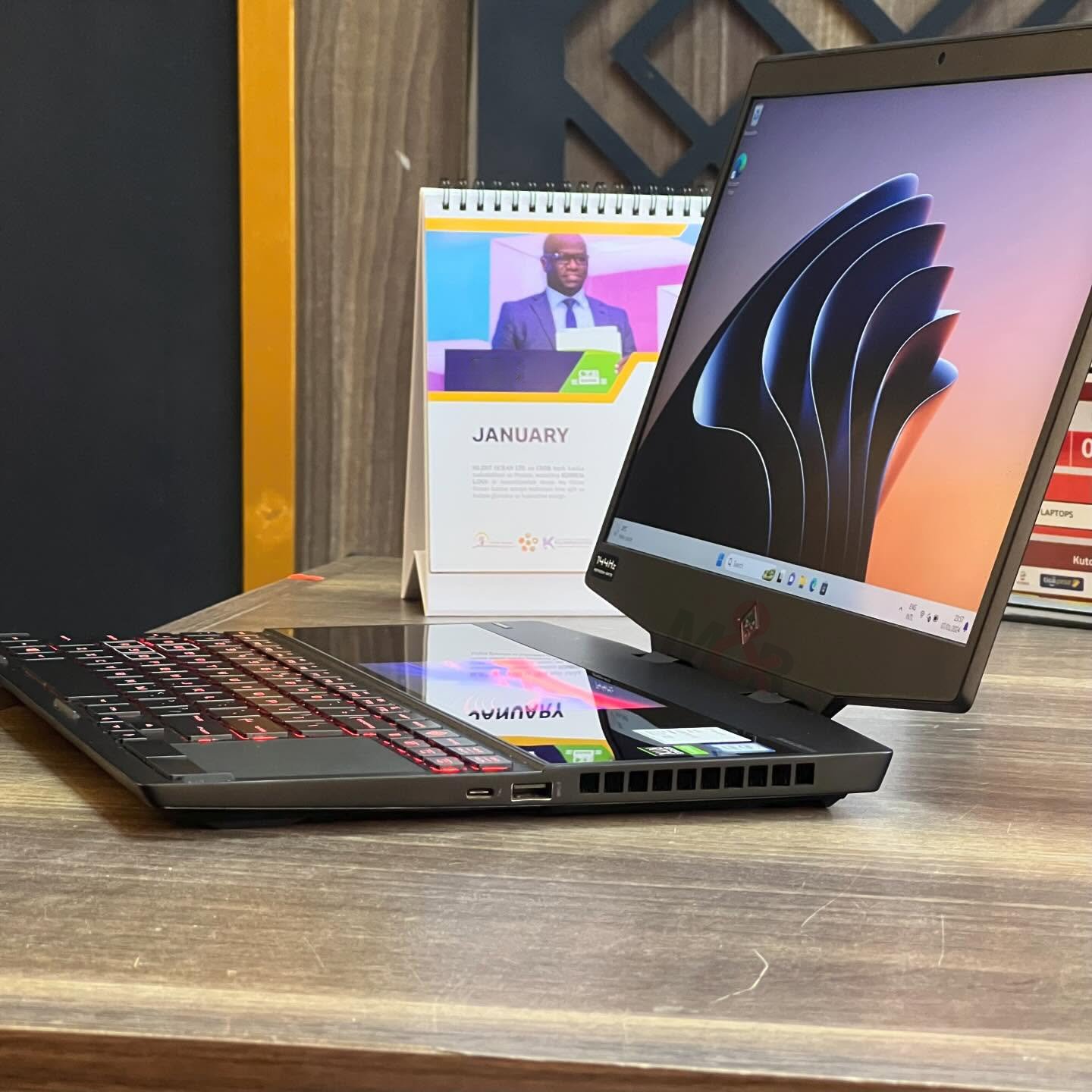 HP OMEN X 2S Dual-Screen - Core i7, RTX 2080 Max-Q, 16GB, 1TB 2 HP OMEN X 2S 15 Dual-Screen - Core i7, RTX 2080 Max-Q, 16GB, 1TB