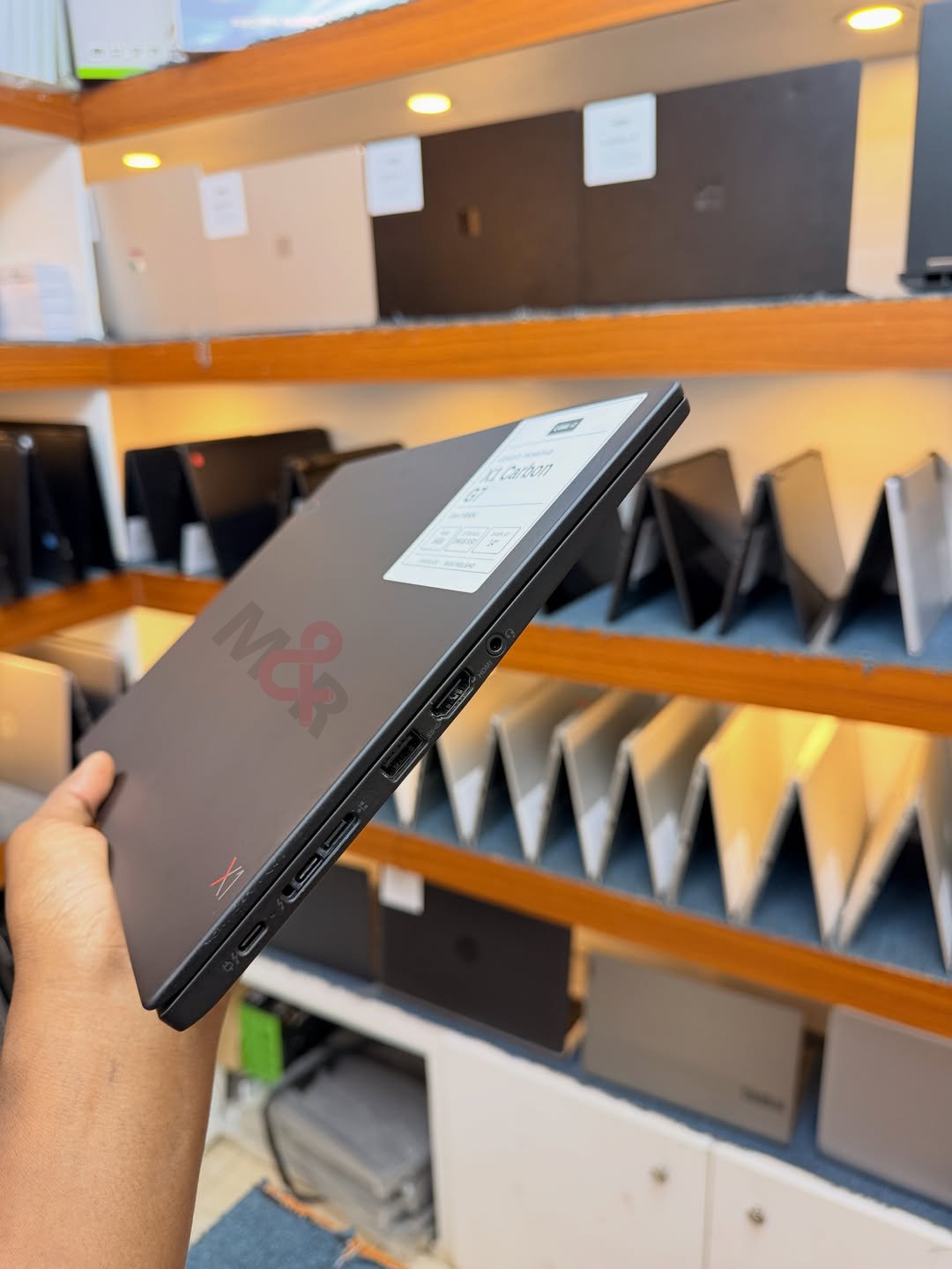 Lenovo ThinkPad X1 Carbon Gen 7 - Core i7, 16GB, 512GB 2 Lenovo ThinkPad X1 Carbon - Core i7, 16GB, 512GB