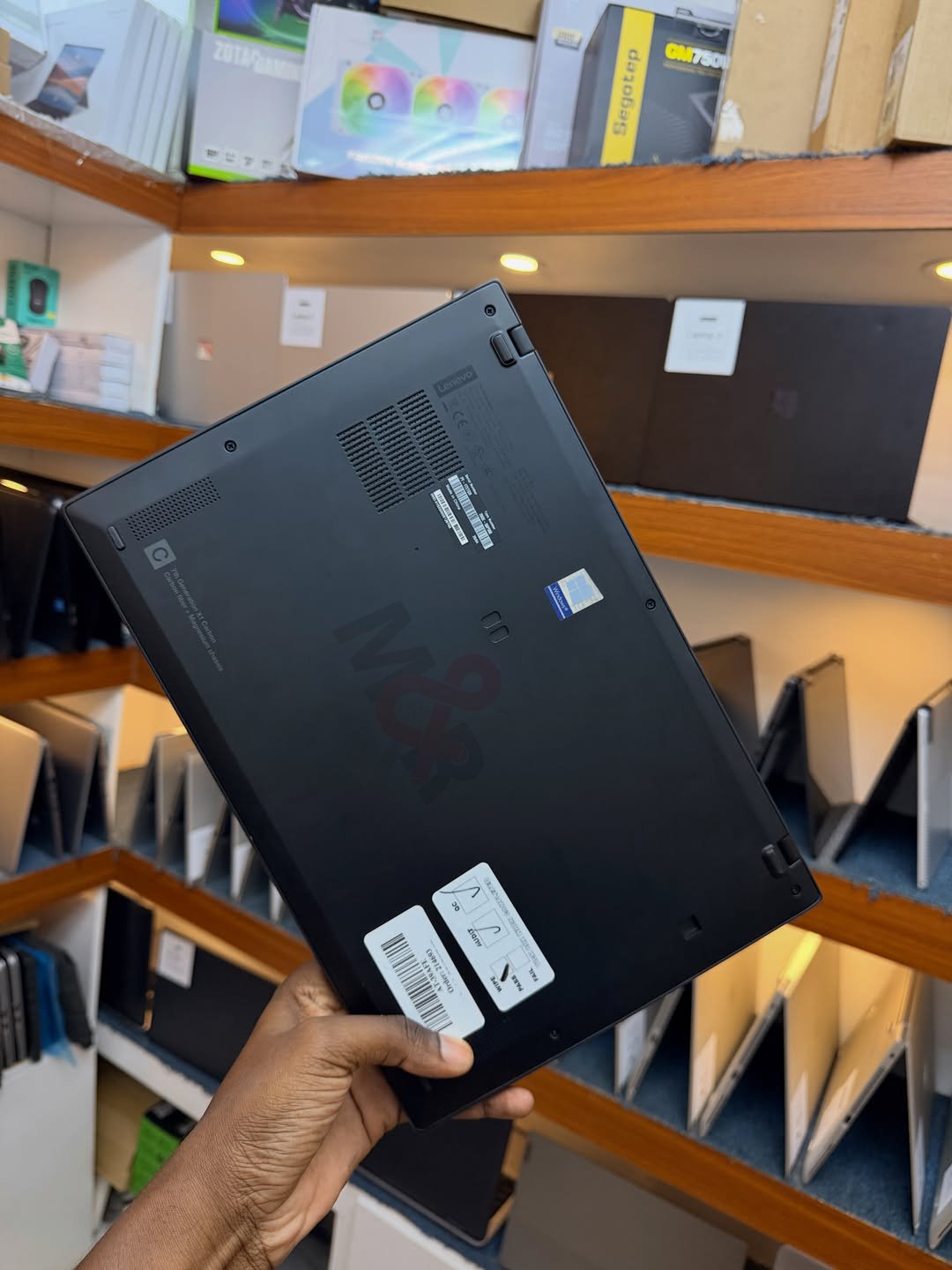 Lenovo ThinkPad X1 Carbon Gen 7 - Core i7, 16GB, 512GB 4 Lenovo ThinkPad X1 Carbon - Core i7, 16GB, 512GB