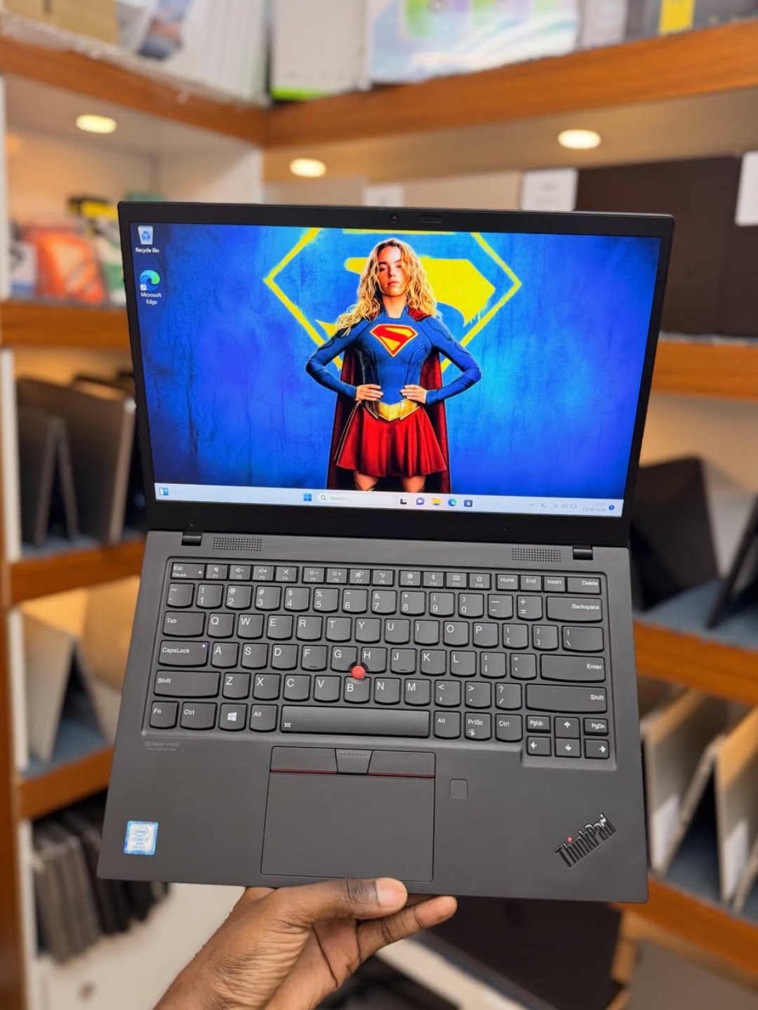 Lenovo ThinkPad X1 Carbon Gen 7 - Core i7, 16GB, 512GB 1 Lenovo ThinkPad X1 Carbon - Core i7, 16GB, 512GB